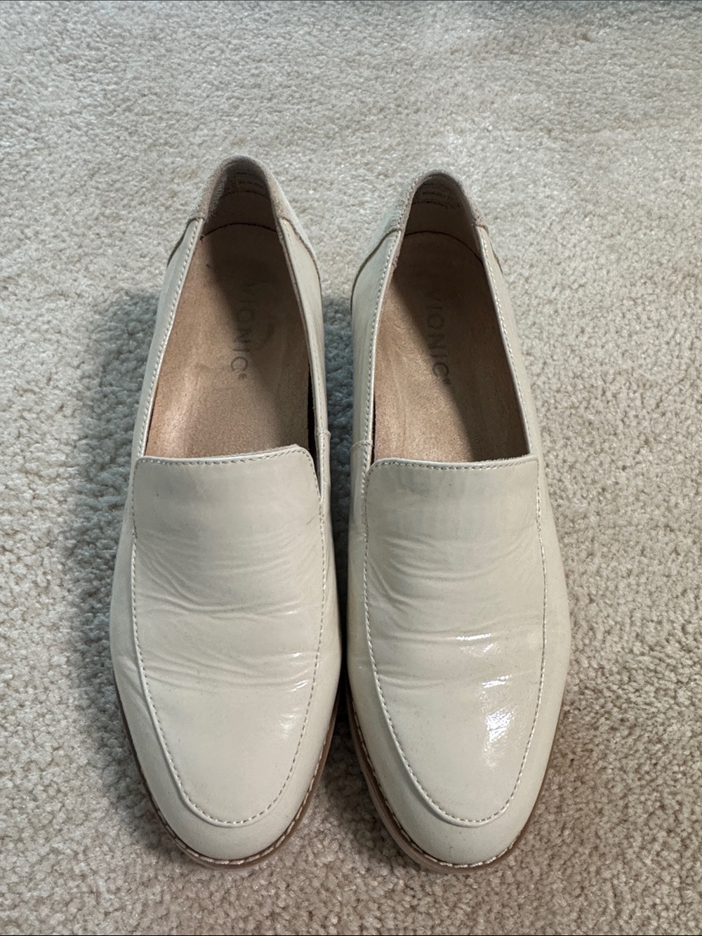 Vionic women’s  “Kensley” Cream Patent Leather Slip-On Loafers. Size 7M